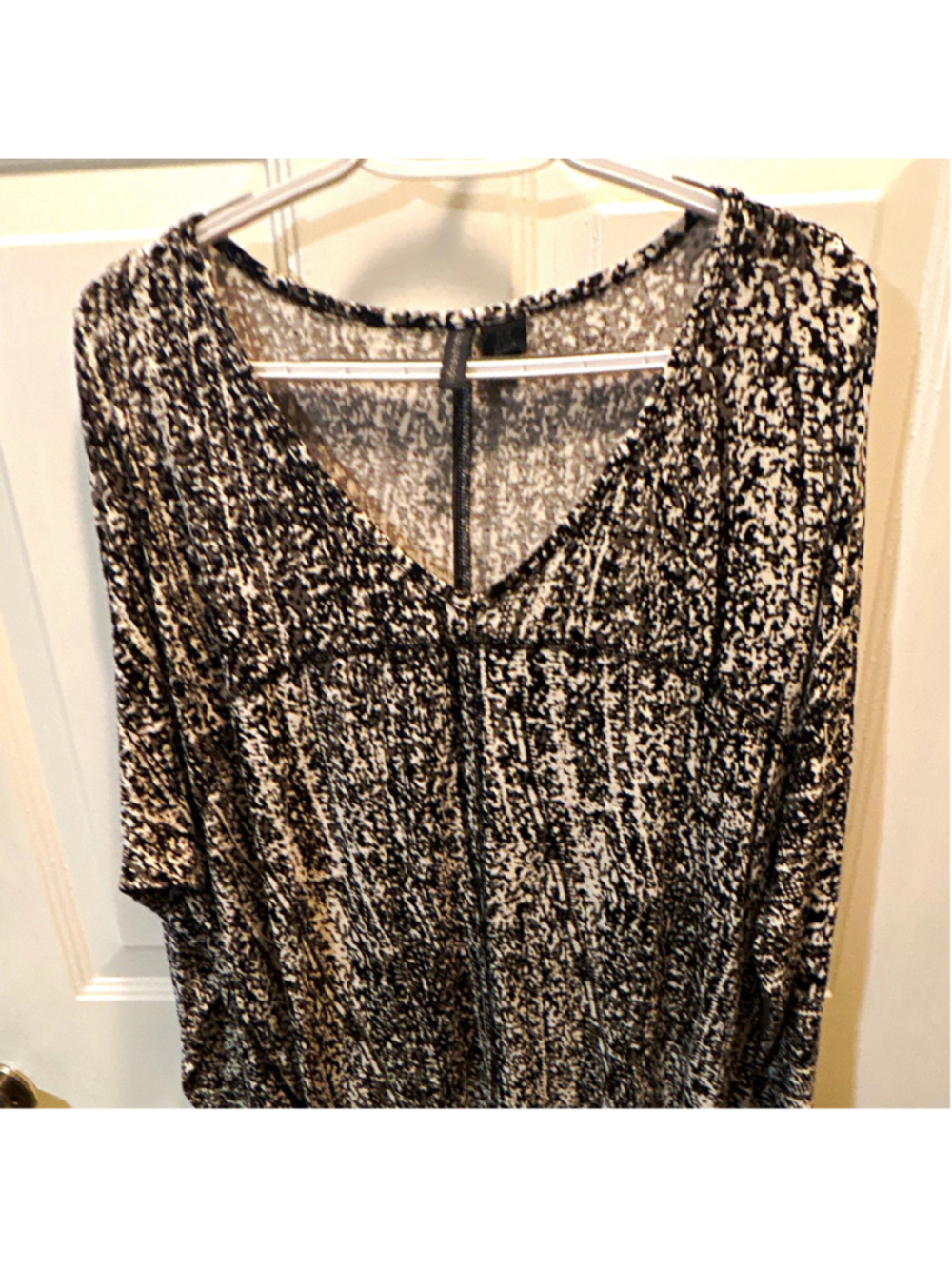 Paraphrase Plus 2X Black & White Abstract V-Neck Dolman Long Sleeve Tunic